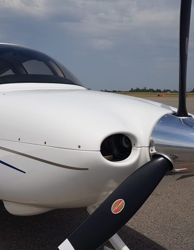 cirrus_sr20_front_side