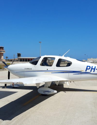 Cirrus SR20 Aircraft from the side with blue-sky background