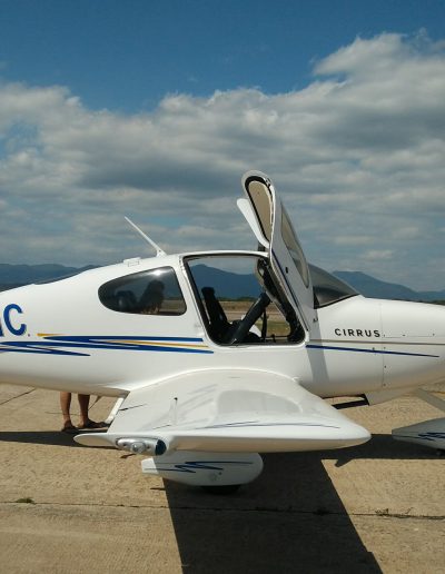 Cirrus SR20 Aircraft with mountains background PH-YMC